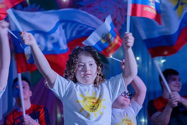 Солнечные дети поют и танцуют